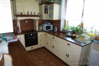 Kuchyňská linka masivní smrková 030497 - Provence kuchyně je krásná jak v rodinném domě tak v panelovém bytě. Vytváří útulnou a přívětivou atmosféru. Kuchyňská linka masivní smrková 030497 - Provence kuchyně je krásná jak v rodinném domě tak v panelovém bytě. Vytváří útulnou a přívětivou atmosféru.