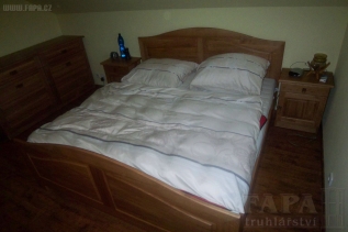 Kvalitní dřevěná dubová postel  LÍDA II. dvoulůžko 061313 - Celou vaši ložnici vybavíme kvalitním dubovým nábytkem - postel, noční stolky, v pozadí peřiňák