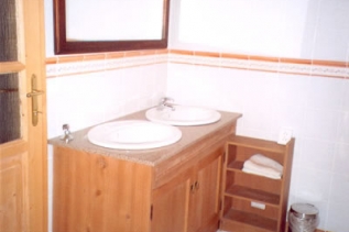 Koupelna interiér ze dřeva 121101 - Kupelnová skříňka s mramorovou deskou a zapuštěnými umyvadly