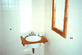 Koupelna - jednoduché řešení pokoj penzion 121104 - Smrkové umyvadlo se zrcadlem