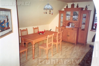 Interiér jídelna 311106 - smrkový stůl se soustruženými prvky, dřevěná židle standart, v pozadí kredenc