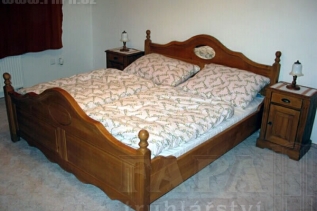 Postel dvoulůžko smrkové KAMILA 411104 - Dřevěná postel, to je klasika. Replika postele s nočními stolky